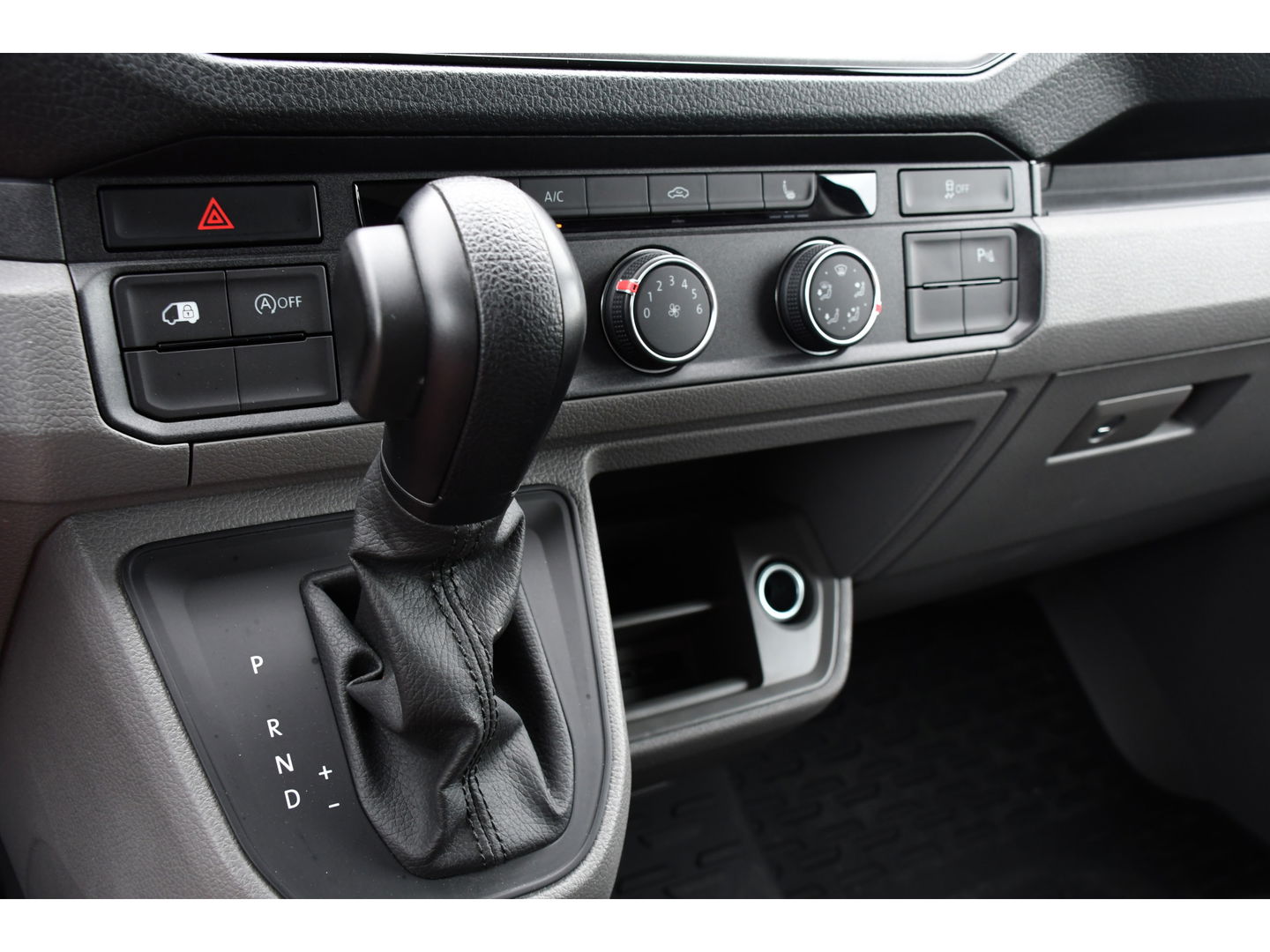 Volkswagen Crafter 35 2.0 TDI L3H2 Highline Camera, Cruise, Sensoren, Automaat, Carplay, Automaat, 177PK, LED, Stoelverwarming, Standkachel, UNIEK!