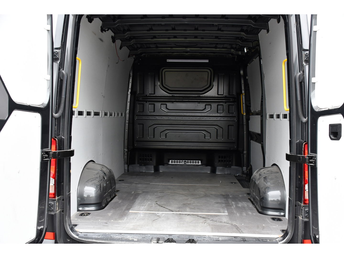 Volkswagen Crafter 35 2.0 TDI L3H2 Highline Camera, Cruise, Sensoren, Automaat, Carplay, Automaat, 177PK, LED, Stoelverwarming, Standkachel, UNIEK!
