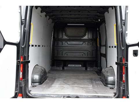 Volkswagen Crafter 35 2.0 TDI L3H2 Highline Camera, Cruise, Sensoren, Automaat, Carplay, Automaat, 177PK, LED, Stoelverwarming, Standkachel, UNIEK!