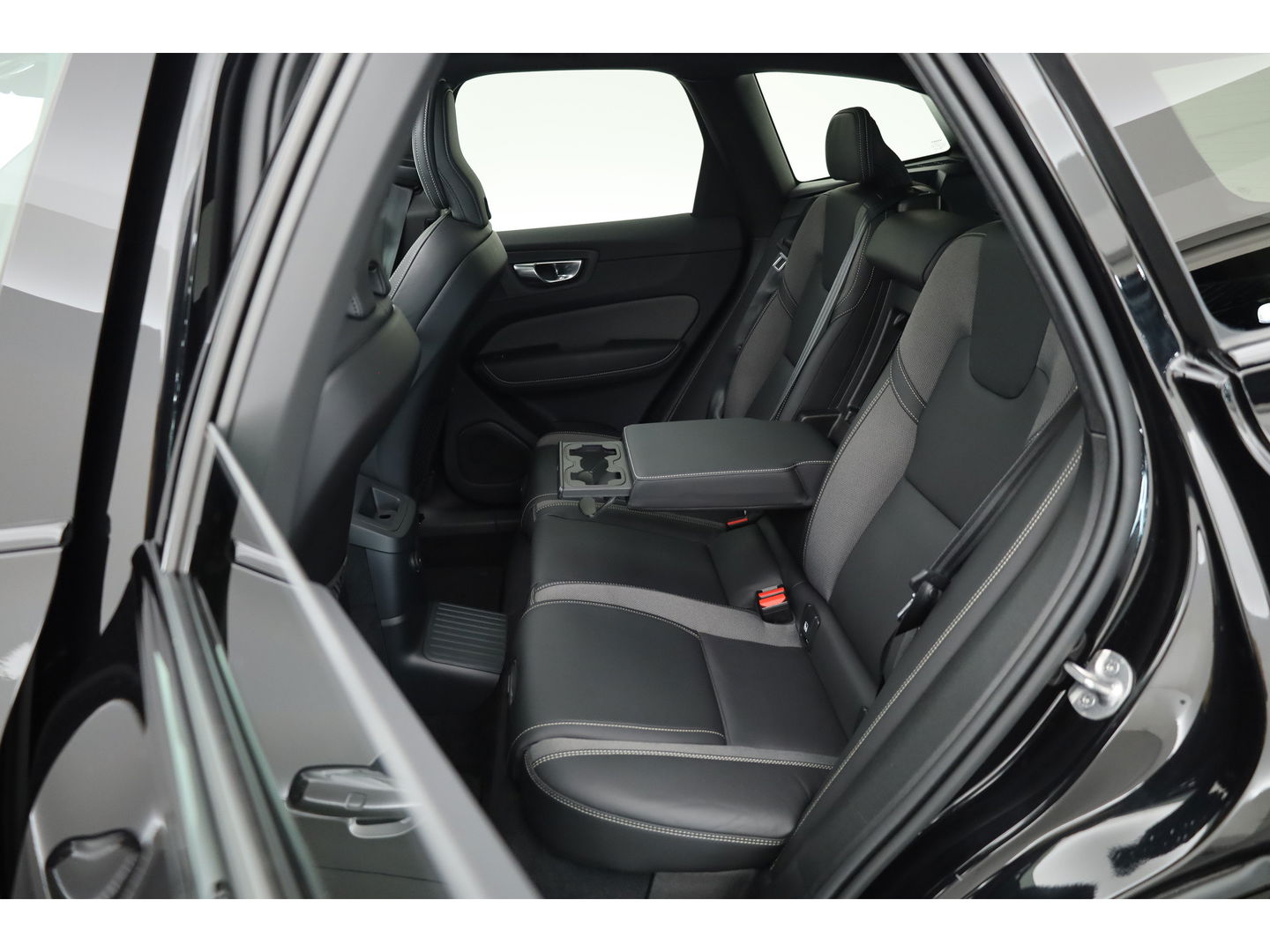 Volvo XC60 T8 Recharge Plus Black Edition | Pano | Memory seats | 360cam | Stoel- Stuurverw. | Apple Carplay