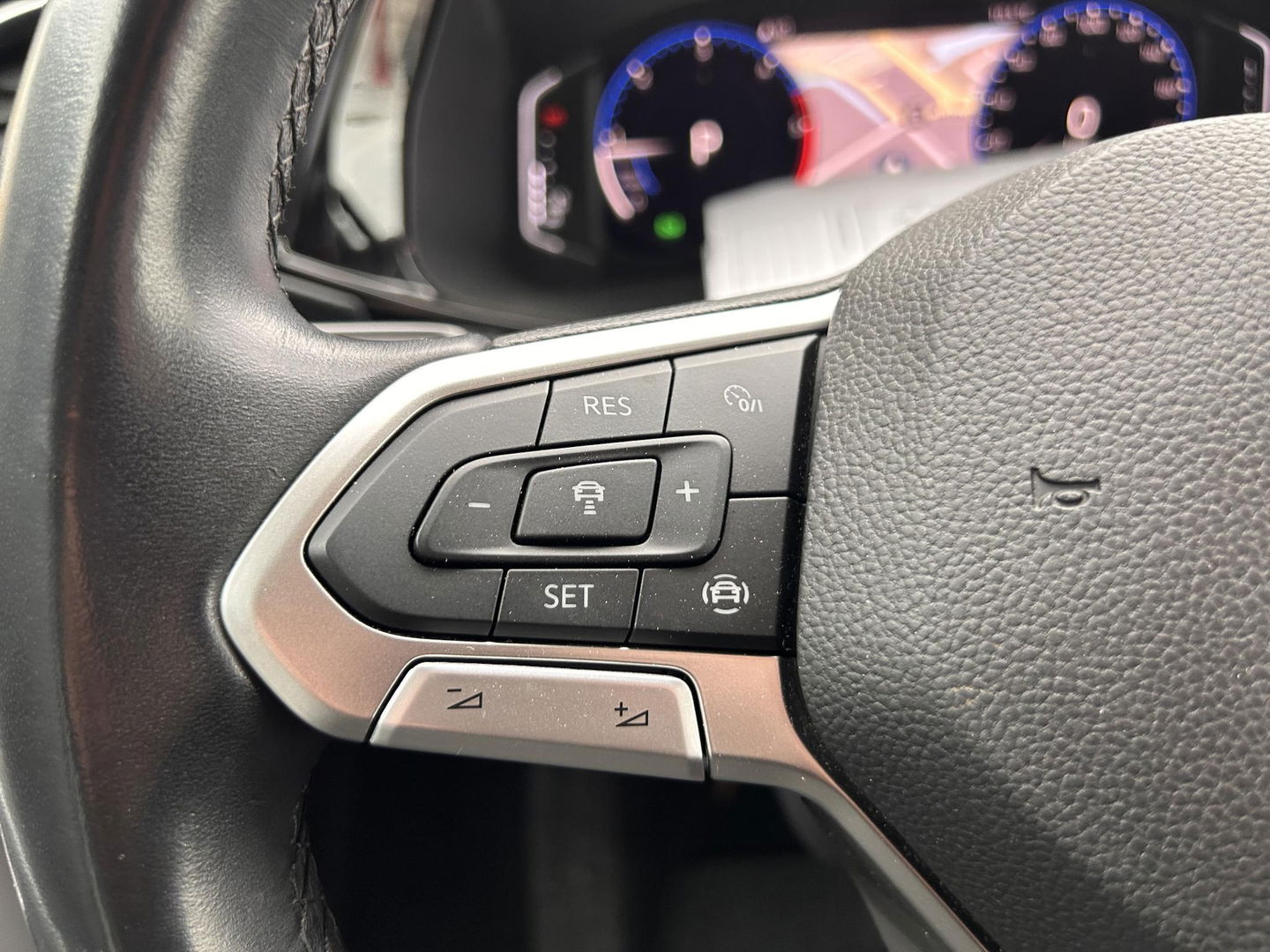 Volkswagen Transporter 2.0 TDI L2H1 28 Bulli DC | LED | AUT | Dig. Cockpit |  ADAPTIVE CRUISE | 19 INCH | BEKLEDE LAADRUIMTE | CARPLAY |
