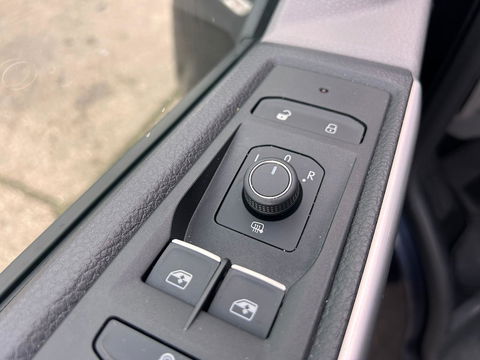 Volkswagen Transporter 2.0 TDI L2H1 28 Bulli DC | LED | AUT | Dig. Cockpit |  ADAPTIVE CRUISE | 19 INCH | BEKLEDE LAADRUIMTE | CARPLAY |