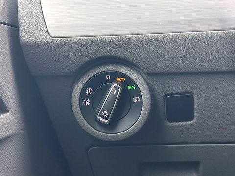 Volkswagen Transporter 2.0 TDI L2H1 28 Bulli DC | LED | AUT | Dig. Cockpit |  ADAPTIVE CRUISE | 19 INCH | BEKLEDE LAADRUIMTE | CARPLAY |