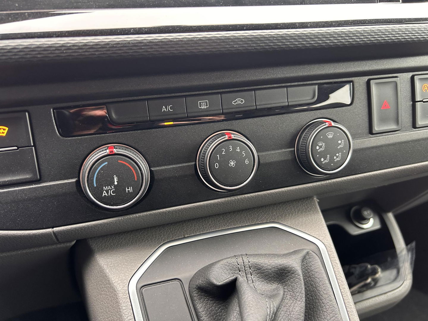 Volkswagen Transporter 2.0 TDI L2H1 28 Bulli DC | LED | AUT | Dig. Cockpit |  ADAPTIVE CRUISE | 19 INCH | BEKLEDE LAADRUIMTE | CARPLAY |