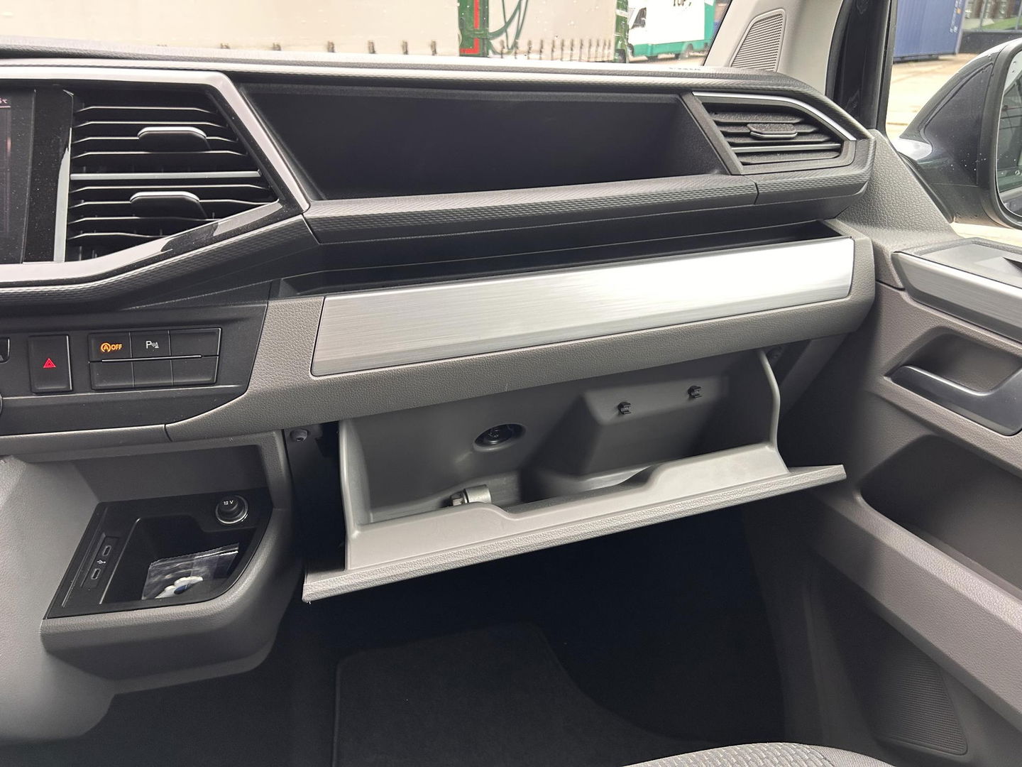 Volkswagen Transporter 2.0 TDI L2H1 28 Bulli DC | LED | AUT | Dig. Cockpit |  ADAPTIVE CRUISE | 19 INCH | BEKLEDE LAADRUIMTE | CARPLAY |