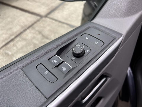 Volkswagen Transporter 2.0 TDI L2H1 28 Bulli DC | LED | AUT | Dig. Cockpit |  ADAPTIVE CRUISE | 19 INCH | BEKLEDE LAADRUIMTE | CARPLAY |