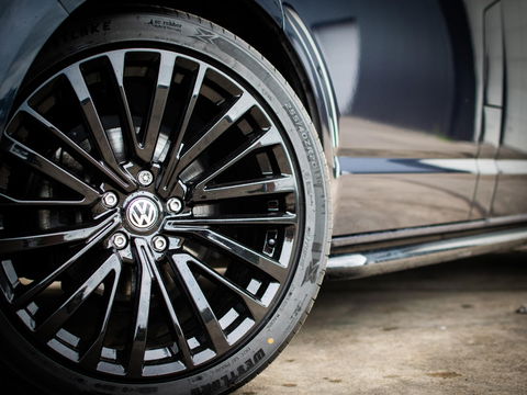 Volkswagen Transporter 2.0 TDI L2H1 28 Bulli DC | LED | AUT | Dig. Cockpit |  ADAPTIVE CRUISE | 19 INCH | BEKLEDE LAADRUIMTE | CARPLAY |