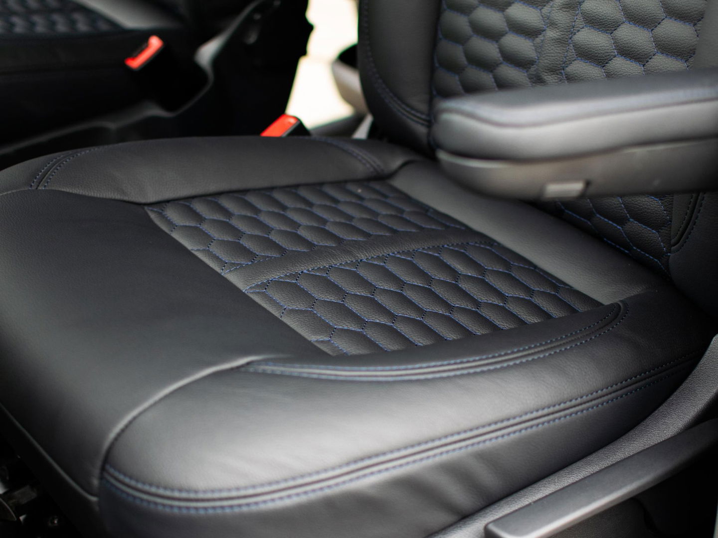 Volkswagen Transporter 2.0 TDI L2H1 28 Bulli DC | LED | AUT | Dig. Cockpit |  ADAPTIVE CRUISE | 19 INCH | BEKLEDE LAADRUIMTE | CARPLAY |