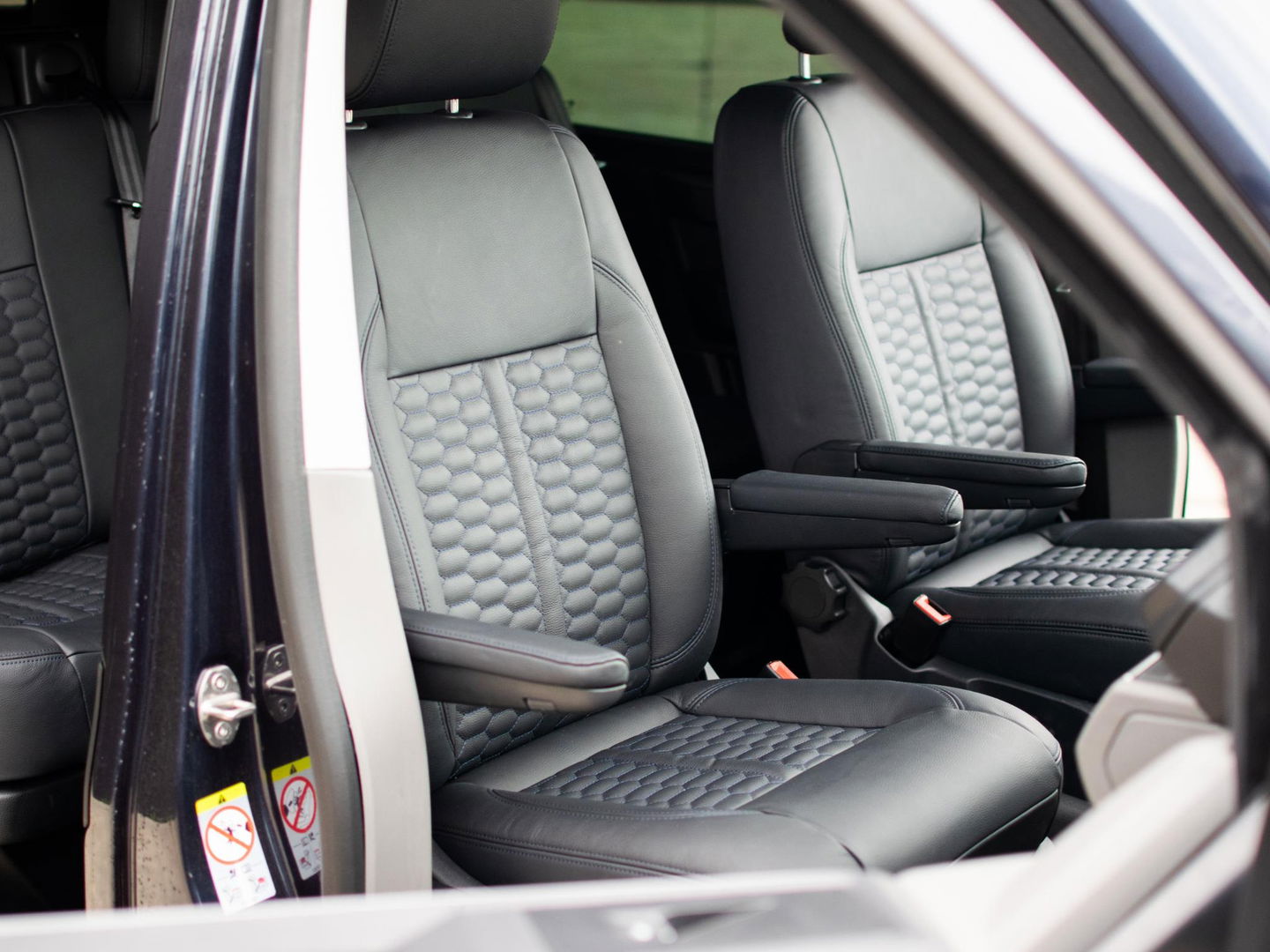 Volkswagen Transporter 2.0 TDI L2H1 28 Bulli DC | LED | AUT | Dig. Cockpit |  ADAPTIVE CRUISE | 19 INCH | BEKLEDE LAADRUIMTE | CARPLAY |