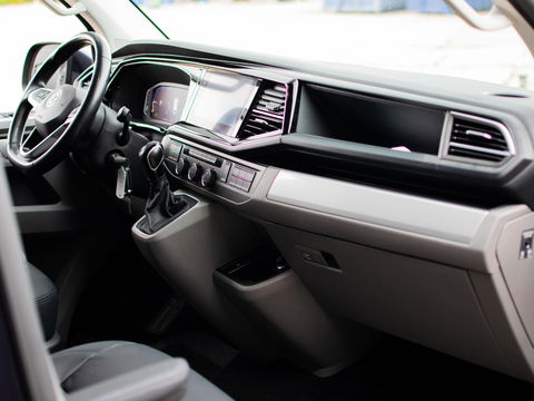 Volkswagen Transporter 2.0 TDI L2H1 28 Bulli DC | LED | AUT | Dig. Cockpit |  ADAPTIVE CRUISE | 19 INCH | BEKLEDE LAADRUIMTE | CARPLAY |