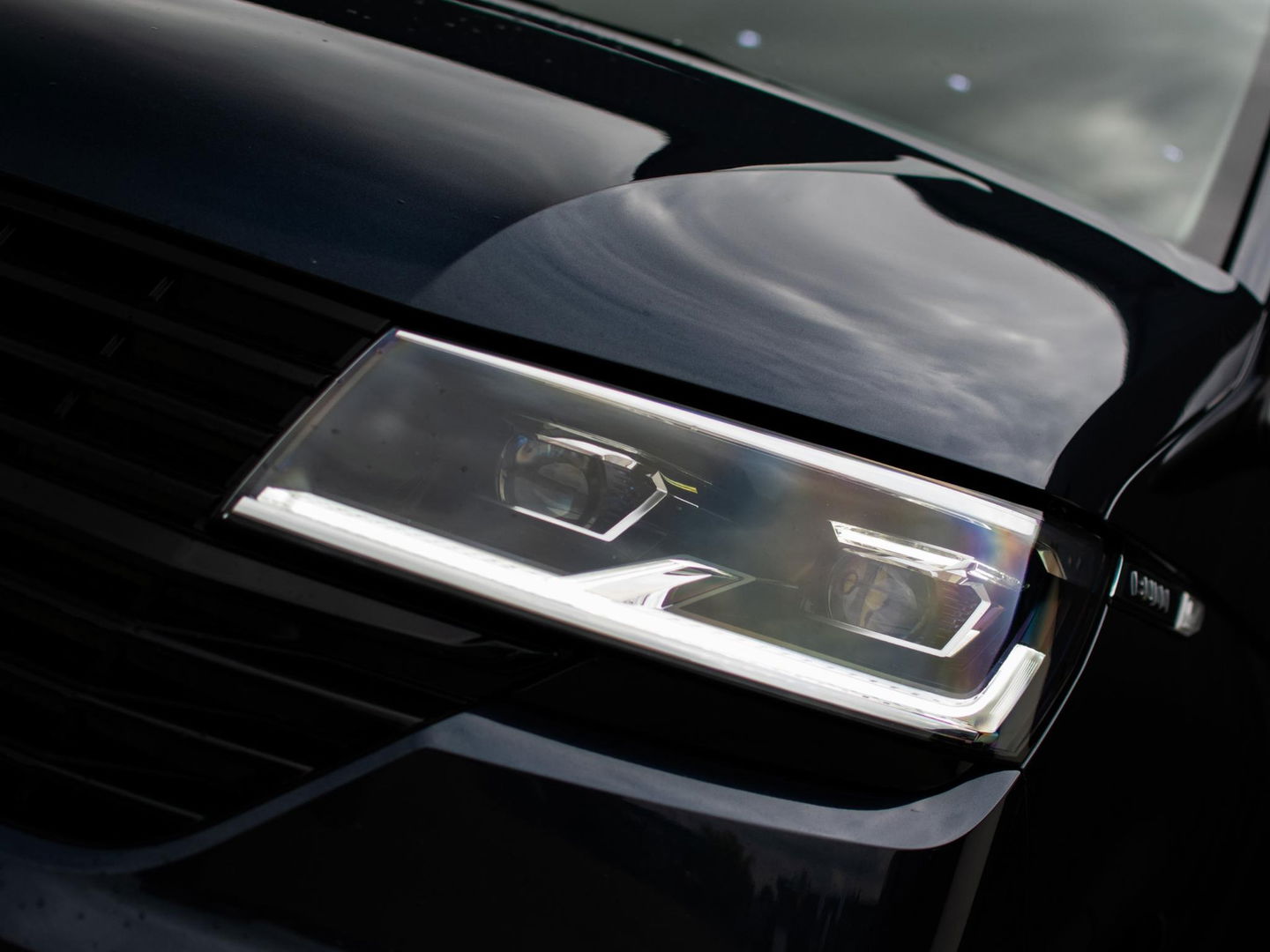 Volkswagen Transporter 2.0 TDI L2H1 28 Bulli DC | LED | AUT | Dig. Cockpit |  ADAPTIVE CRUISE | 19 INCH | BEKLEDE LAADRUIMTE | CARPLAY |