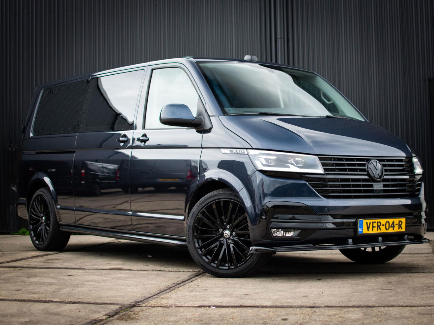 Volkswagen Transporter 2.0 TDI L2H1 28 Bulli DC | LED | AUT | Dig. Cockpit |  ADAPTIVE CRUISE | 19 INCH | BEKLEDE LAADRUIMTE | CARPLAY |