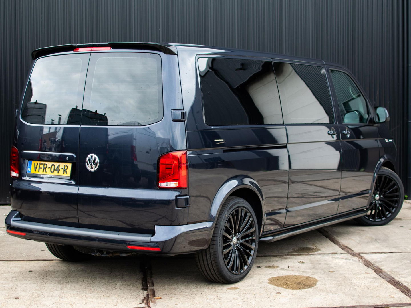 Volkswagen Transporter 2.0 TDI L2H1 28 Bulli DC | LED | AUT | Dig. Cockpit |  ADAPTIVE CRUISE | 19 INCH | BEKLEDE LAADRUIMTE | CARPLAY |
