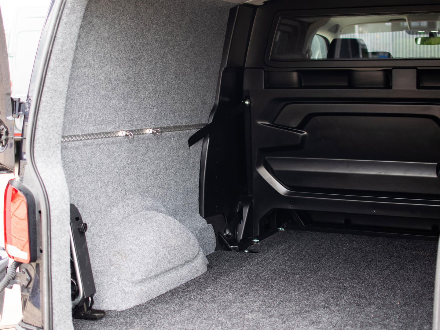 Volkswagen Transporter 2.0 TDI L2H1 28 Bulli DC | LED | AUT | Dig. Cockpit |  ADAPTIVE CRUISE | 19 INCH | BEKLEDE LAADRUIMTE | CARPLAY |