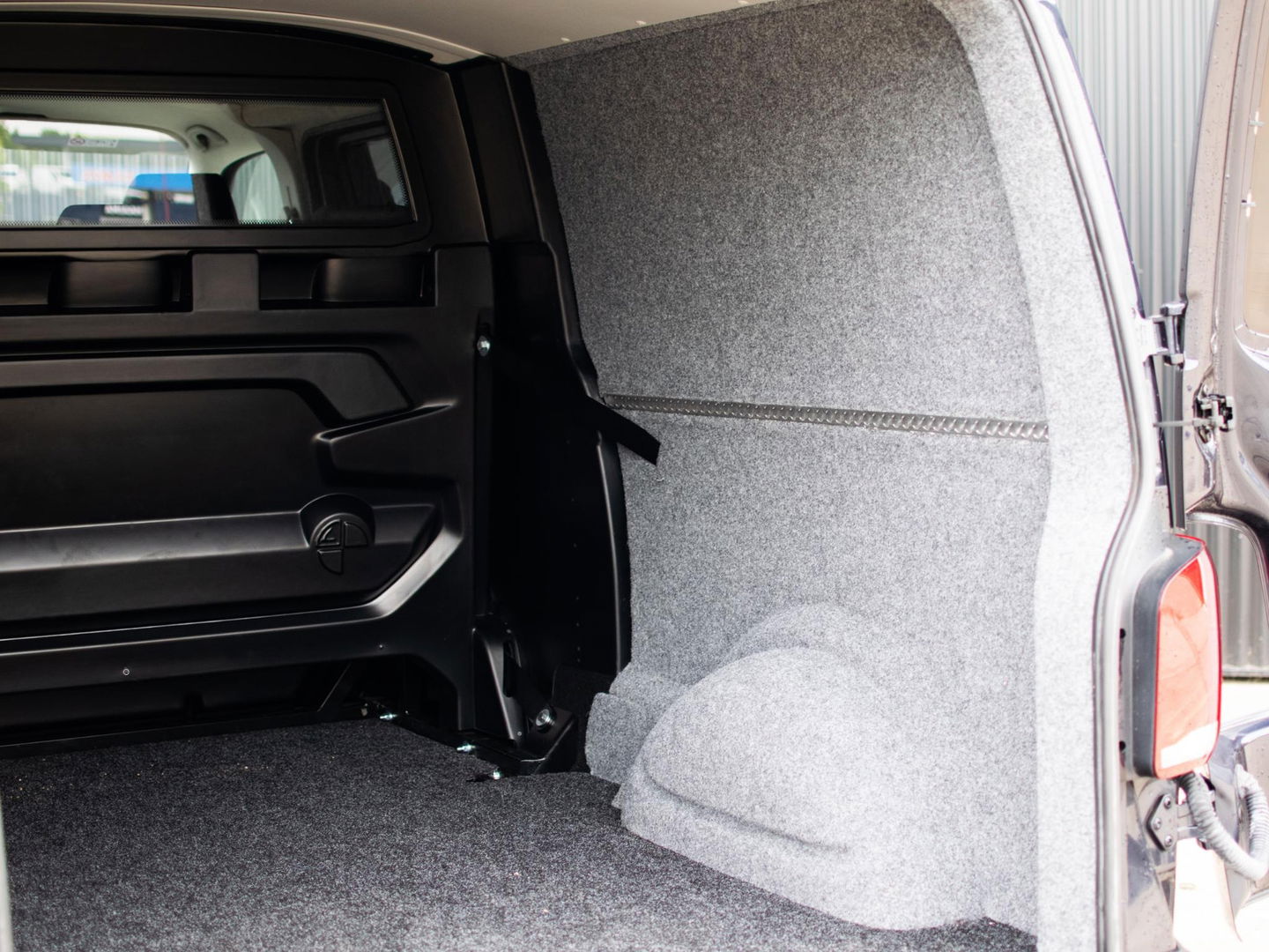 Volkswagen Transporter 2.0 TDI L2H1 28 Bulli DC | LED | AUT | Dig. Cockpit |  ADAPTIVE CRUISE | 19 INCH | BEKLEDE LAADRUIMTE | CARPLAY |