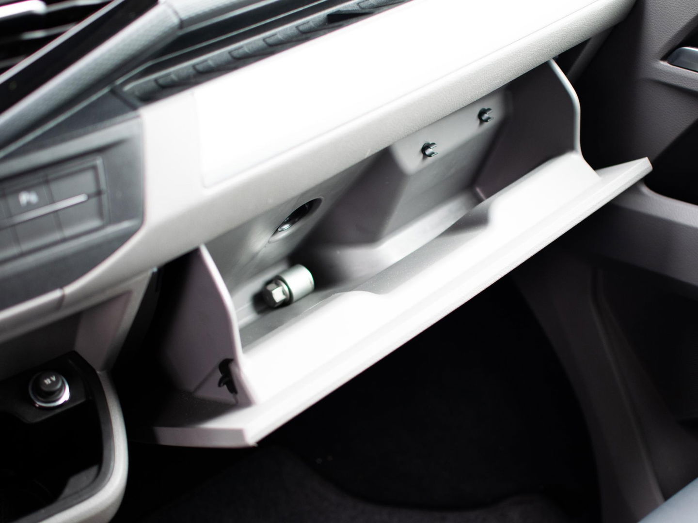 Volkswagen Transporter 2.0 TDI L2H1 28 Bulli DC | LED | AUT | Dig. Cockpit |  ADAPTIVE CRUISE | 19 INCH | BEKLEDE LAADRUIMTE | CARPLAY |