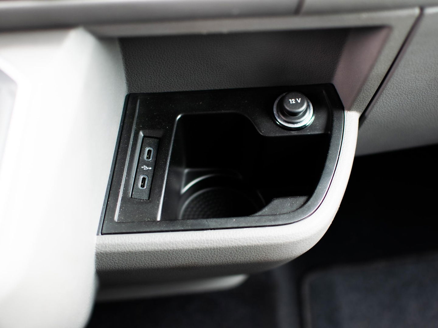 Volkswagen Transporter 2.0 TDI L2H1 28 Bulli DC | LED | AUT | Dig. Cockpit |  ADAPTIVE CRUISE | 19 INCH | BEKLEDE LAADRUIMTE | CARPLAY |