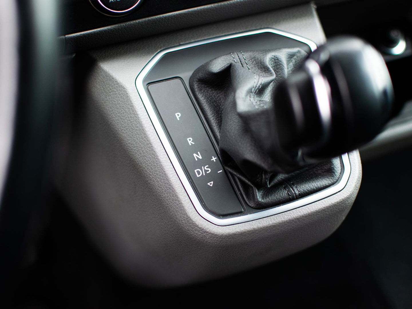 Volkswagen Transporter 2.0 TDI L2H1 28 Bulli DC | LED | AUT | Dig. Cockpit |  ADAPTIVE CRUISE | 19 INCH | BEKLEDE LAADRUIMTE | CARPLAY |