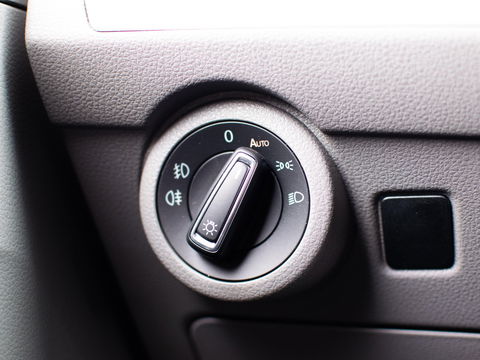 Volkswagen Transporter 2.0 TDI L2H1 28 Bulli DC | LED | AUT | Dig. Cockpit |  ADAPTIVE CRUISE | 19 INCH | BEKLEDE LAADRUIMTE | CARPLAY |