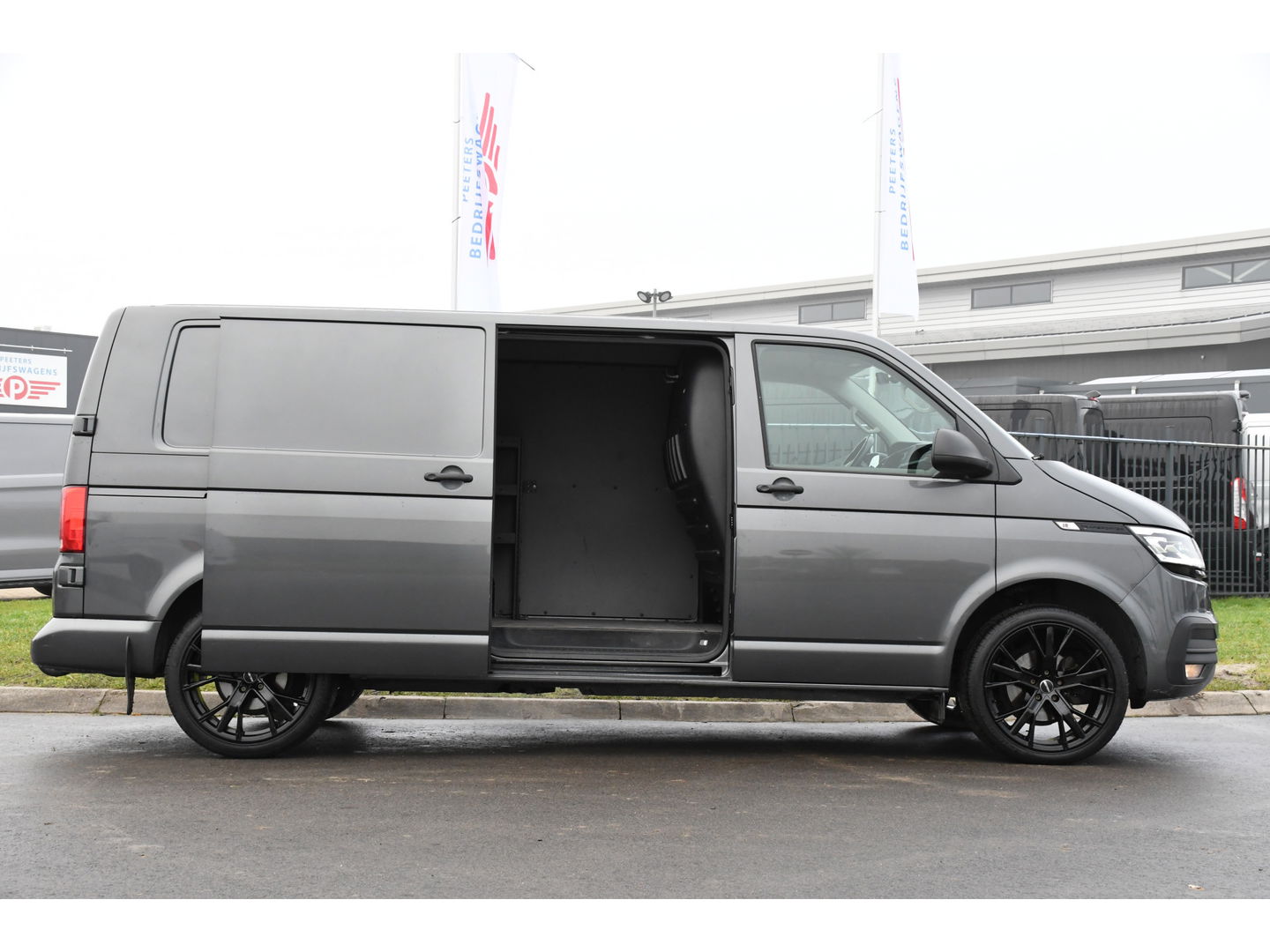 Volkswagen Transporter 2.0 TDI L2H1 30 Highline PB Edition Cruise, Camera, Carplay, LED, 199PK, Automaat, Sensoren, Multimedia, UNIEK!