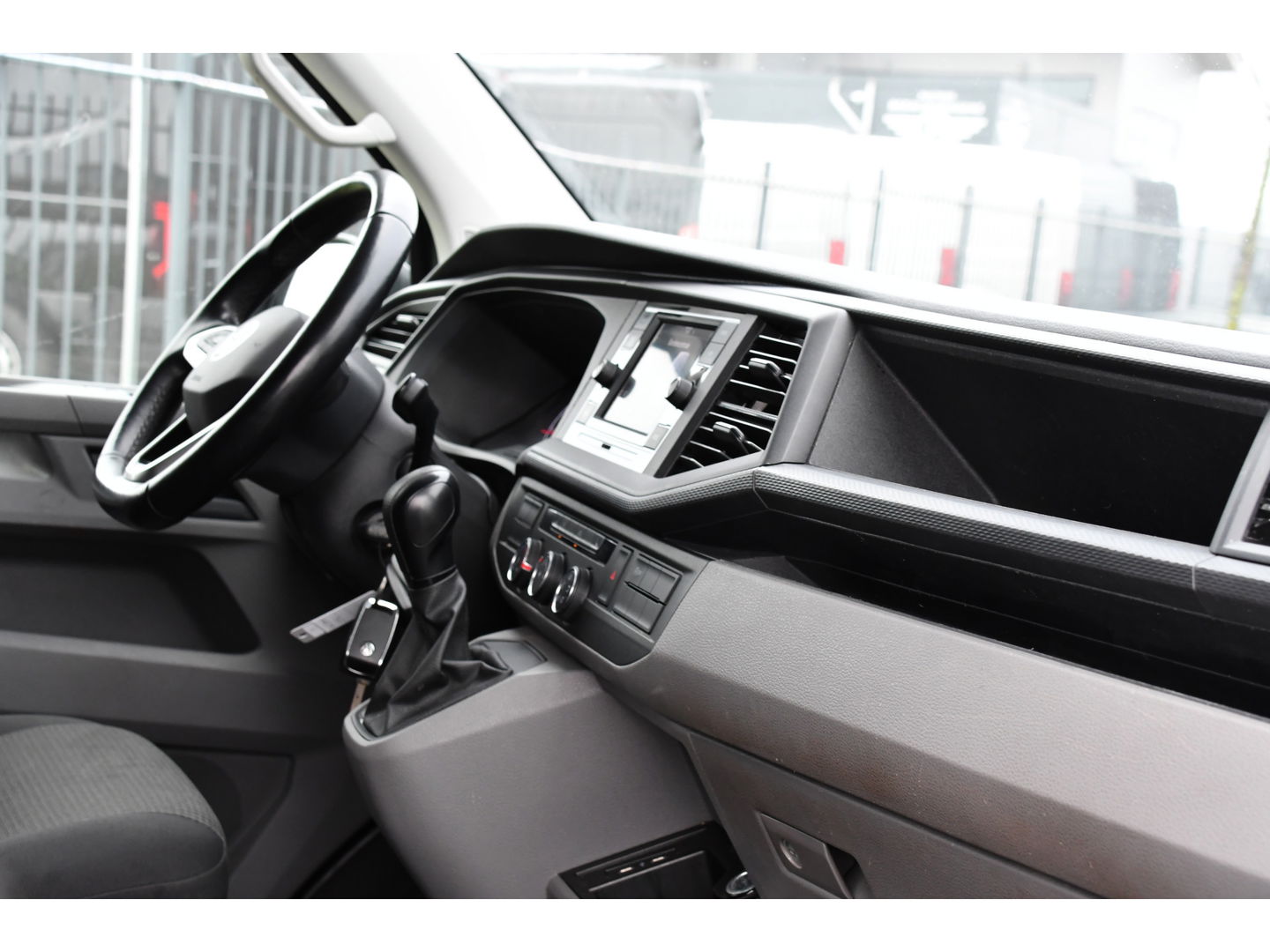 Volkswagen Transporter 2.0 TDI L2H1 30 Highline PB Edition Cruise, Camera, Carplay, LED, 199PK, Automaat, Sensoren, Multimedia, UNIEK!