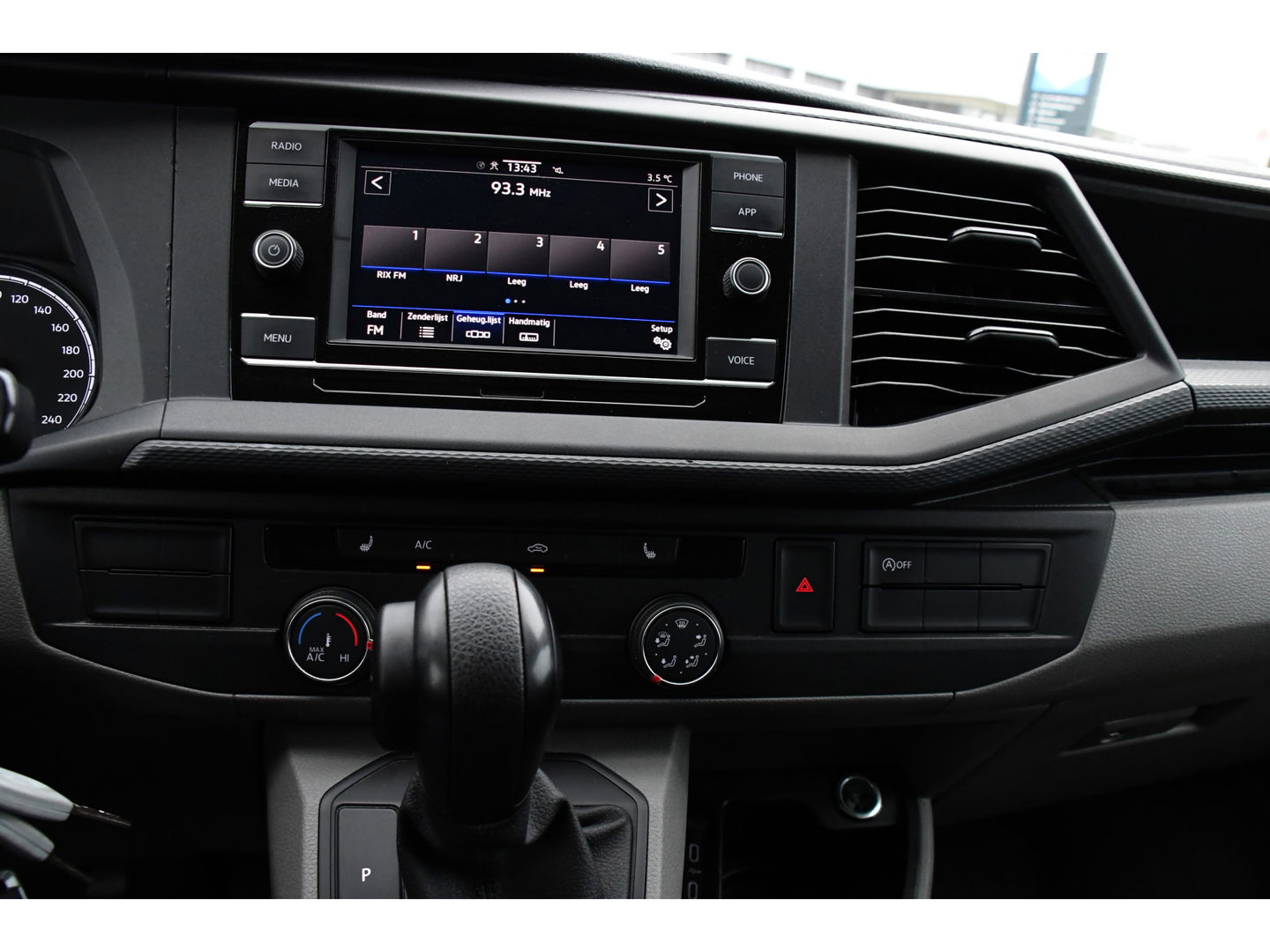 Volkswagen Transporter 2.0 TDI L2H1 30 Highline PB Edition Cruise, Camera, Carplay, LED, 199PK, Automaat, Sensoren, Multimedia, UNIEK!
