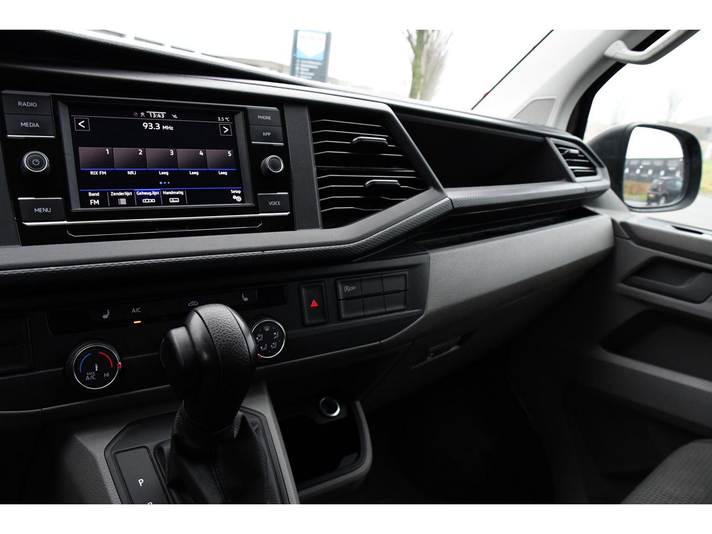 Volkswagen Transporter 2.0 TDI L2H1 30 Highline PB Edition Cruise, Camera, Carplay, LED, 199PK, Automaat, Sensoren, Multimedia, UNIEK!