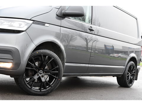 Volkswagen Transporter 2.0 TDI L2H1 30 Highline PB Edition Cruise, Camera, Carplay, LED, 199PK, Automaat, Sensoren, Multimedia, UNIEK!