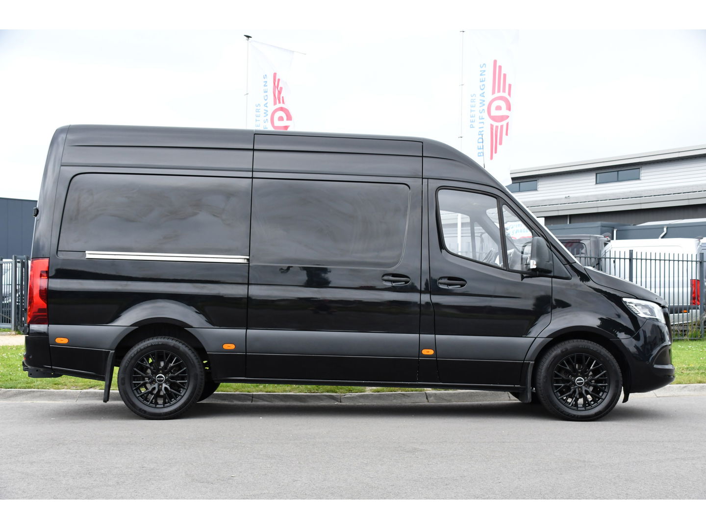Mercedes-Benz Sprinter 319 V6 3.0 CDI L2H2 Black Edition 360 Camera, Cruise, 3500KG Trekhaak, Carplay, 10,5" Mbux, 190PK, Automaat, LED, Stoelverwarming, Uniek!