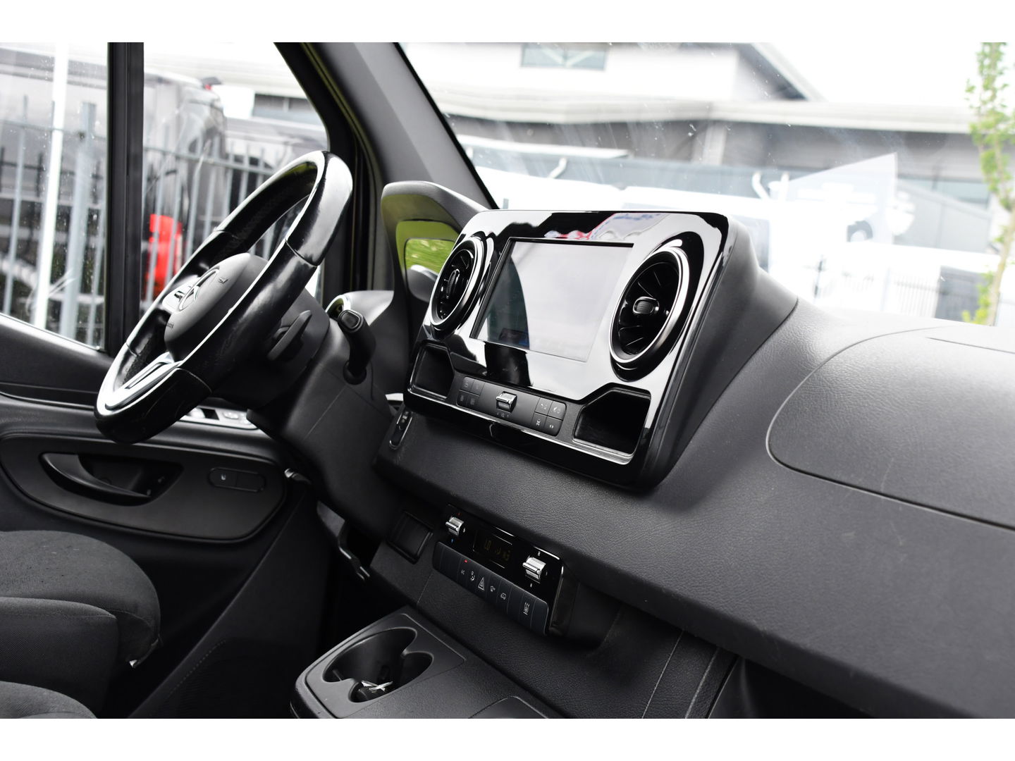Mercedes-Benz Sprinter 319 V6 3.0 CDI L2H2 Black Edition 360 Camera, Cruise, 3500KG Trekhaak, Carplay, 10,5" Mbux, 190PK, Automaat, LED, Stoelverwarming, Uniek!