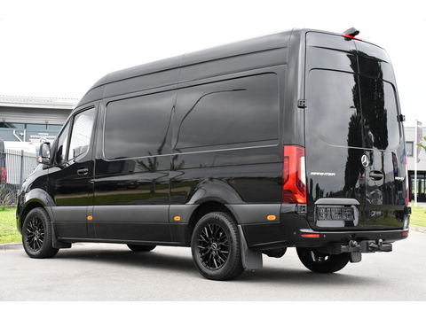 Mercedes-Benz Sprinter 319 V6 3.0 CDI L2H2 Black Edition 360 Camera, Cruise, 3500KG Trekhaak, Carplay, 10,5" Mbux, 190PK, Automaat, LED, Stoelverwarming, Uniek!
