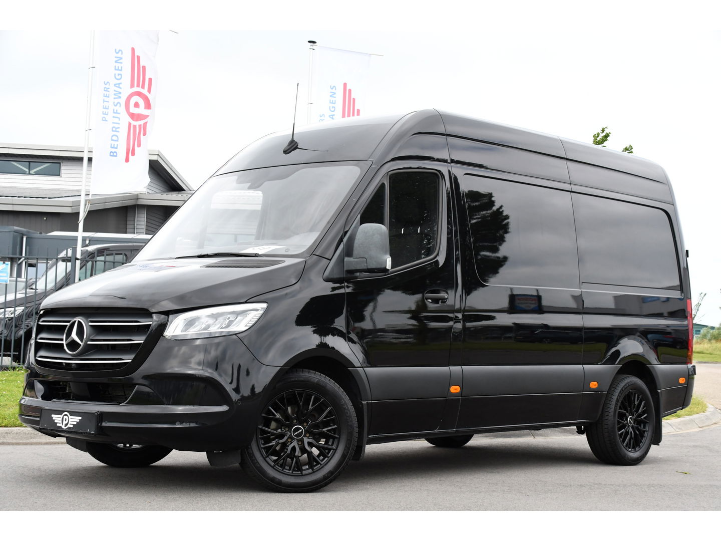 Mercedes-Benz Sprinter 319 V6 3.0 CDI L2H2 Black Edition 360 Camera, Cruise, 3500KG Trekhaak, Carplay, 10,5" Mbux, 190PK, Automaat, LED, Stoelverwarming, Uniek!