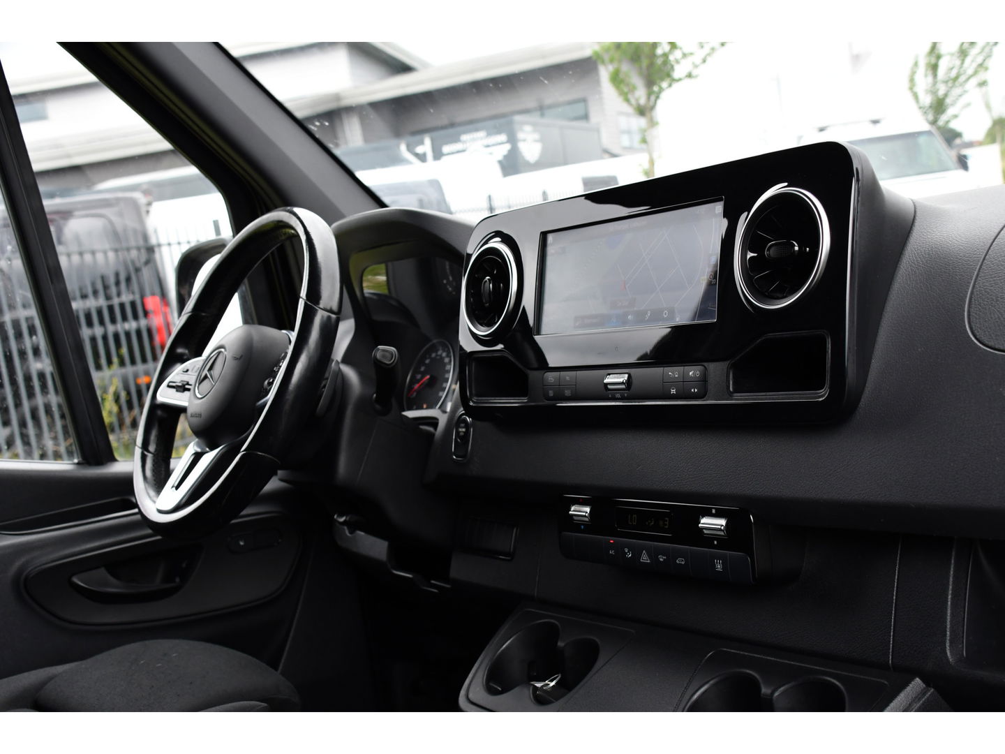 Mercedes-Benz Sprinter 319 V6 3.0 CDI L2H2 Black Edition 360 Camera, Cruise, 3500KG Trekhaak, Carplay, 10,5" Mbux, 190PK, Automaat, LED, Stoelverwarming, Uniek!