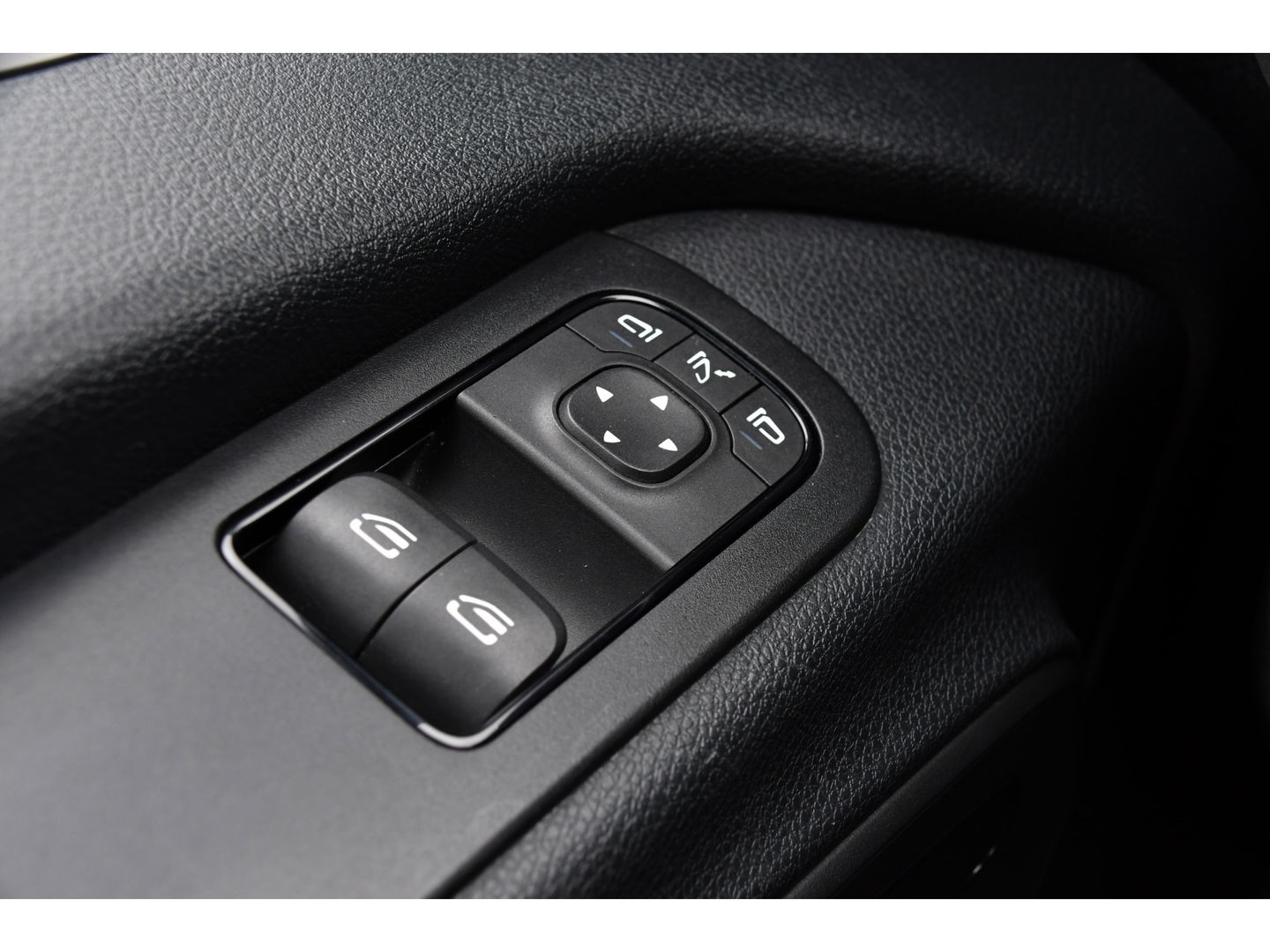 Mercedes-Benz Sprinter 319 V6 3.0 CDI L2H2 Black Edition 360 Camera, Cruise, 3500KG Trekhaak, Carplay, 10,5" Mbux, 190PK, Automaat, LED, Stoelverwarming, Uniek!