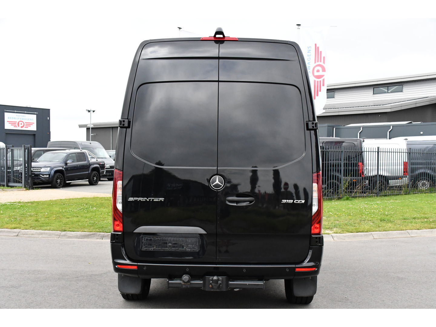 Mercedes-Benz Sprinter 319 V6 3.0 CDI L2H2 Black Edition 360 Camera, Cruise, 3500KG Trekhaak, Carplay, 10,5" Mbux, 190PK, Automaat, LED, Stoelverwarming, Uniek!