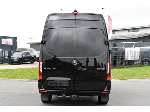 Mercedes-Benz Sprinter 319 V6 3.0 CDI L2H2 Black Edition 360 Camera, Cruise, 3500KG Trekhaak, Carplay, 10,5" Mbux, 190PK, Automaat, LED, Stoelverwarming, Uniek!