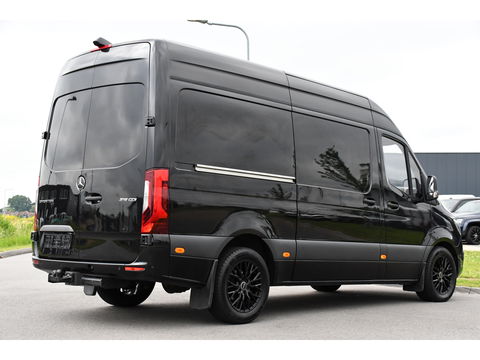 Mercedes-Benz Sprinter 319 V6 3.0 CDI L2H2 Black Edition 360 Camera, Cruise, 3500KG Trekhaak, Carplay, 10,5" Mbux, 190PK, Automaat, LED, Stoelverwarming, Uniek!