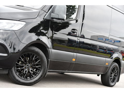 Mercedes-Benz Sprinter 319 V6 3.0 CDI L2H2 Black Edition 360 Camera, Cruise, 3500KG Trekhaak, Carplay, 10,5" Mbux, 190PK, Automaat, LED, Stoelverwarming, Uniek!