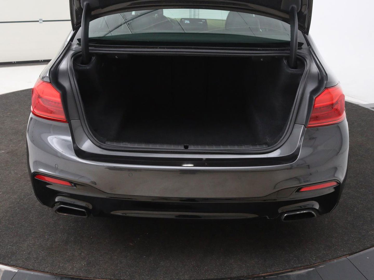 BMW 5 Serie 520i High Executive | M-Sport | Leder | Stoelverwarming | Trekhaak | 20'' | Adaptief LED | Comfortstoelen | Navigatie | Parkeerhulp | Memory