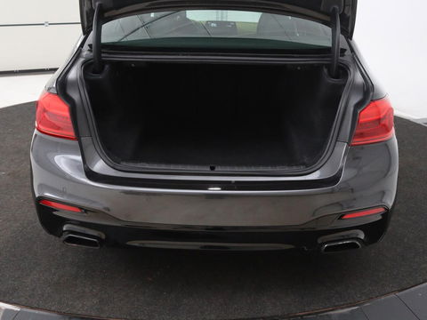BMW 5 Serie 520i High Executive | M-Sport | Leder | Stoelverwarming | Trekhaak | 20'' | Adaptief LED | Comfortstoelen | Navigatie | Parkeerhulp | Memory