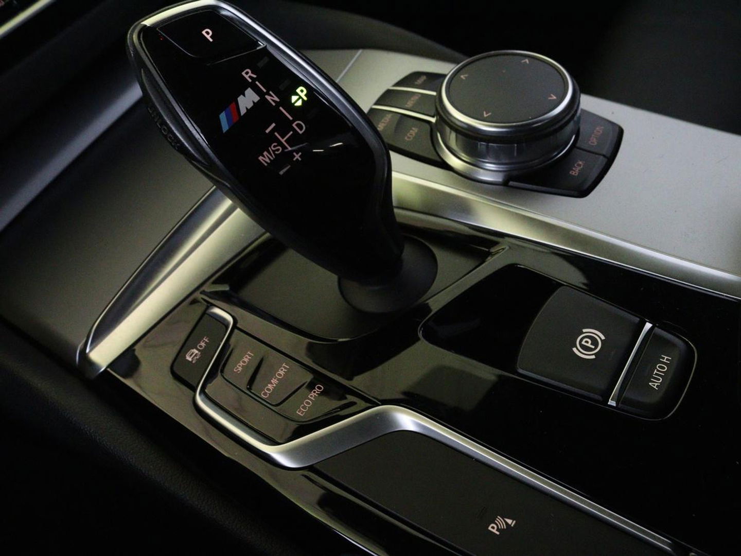 BMW 5 Serie 520i High Executive | M-Sport | Leder | Stoelverwarming | Trekhaak | 20'' | Adaptief LED | Comfortstoelen | Navigatie | Parkeerhulp | Memory