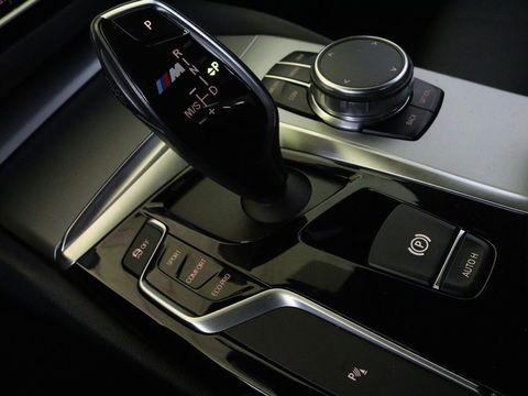 BMW 5 Serie 520i High Executive | M-Sport | Leder | Stoelverwarming | Trekhaak | 20'' | Adaptief LED | Comfortstoelen | Navigatie | Parkeerhulp | Memory