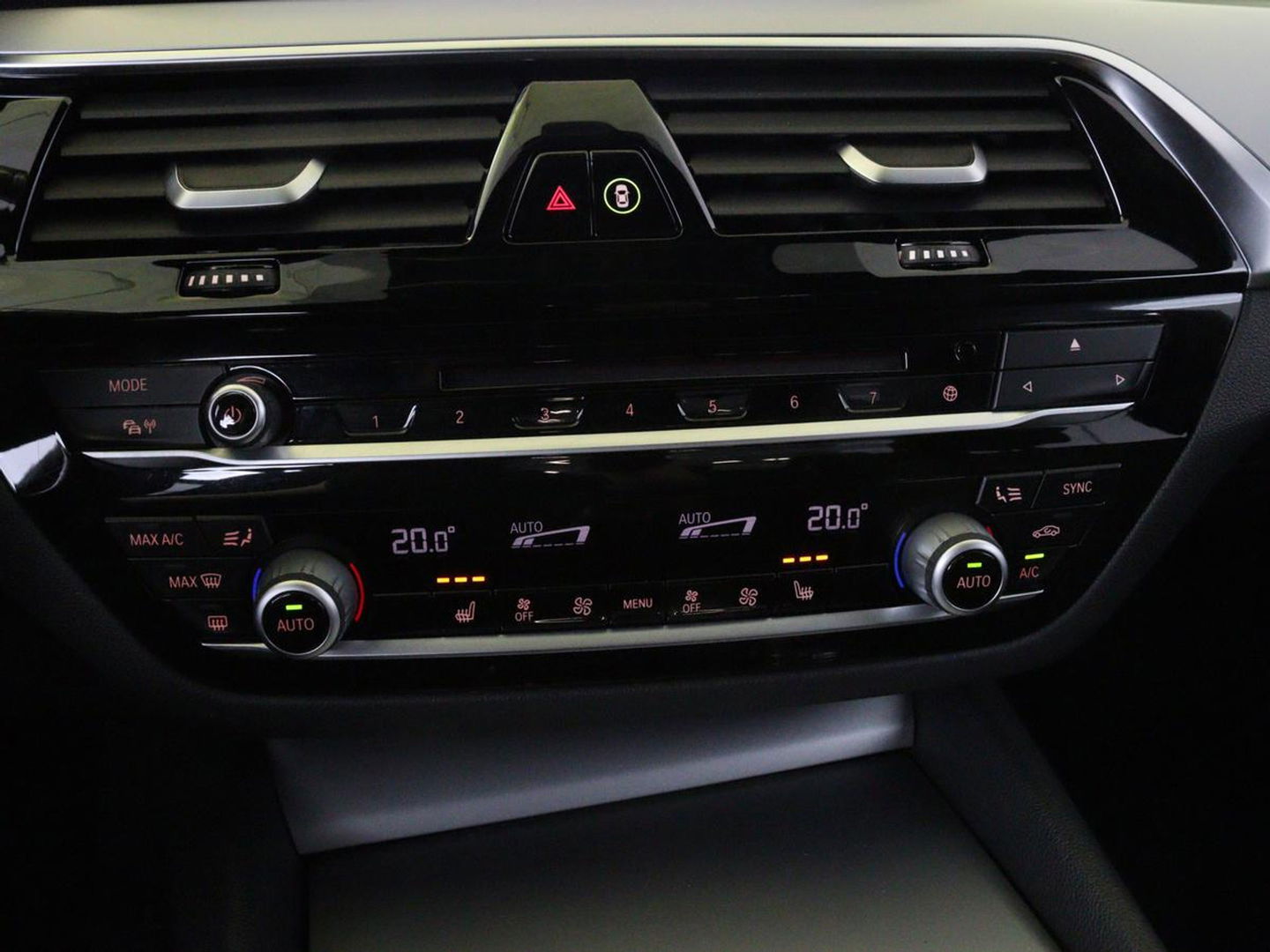 BMW 5 Serie 520i High Executive | M-Sport | Leder | Stoelverwarming | Trekhaak | 20'' | Adaptief LED | Comfortstoelen | Navigatie | Parkeerhulp | Memory