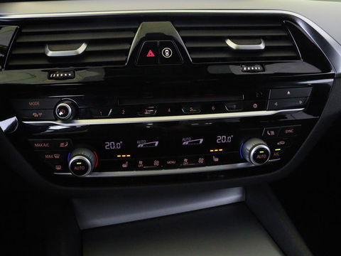 BMW 5 Serie 520i High Executive | M-Sport | Leder | Stoelverwarming | Trekhaak | 20'' | Adaptief LED | Comfortstoelen | Navigatie | Parkeerhulp | Memory