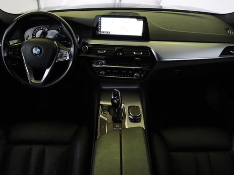 BMW 5 Serie 520i High Executive | M-Sport | Leder | Stoelverwarming | Trekhaak | 20'' | Adaptief LED | Comfortstoelen | Navigatie | Parkeerhulp | Memory