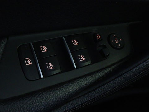 BMW 5 Serie 520i High Executive | M-Sport | Leder | Stoelverwarming | Trekhaak | 20'' | Adaptief LED | Comfortstoelen | Navigatie | Parkeerhulp | Memory