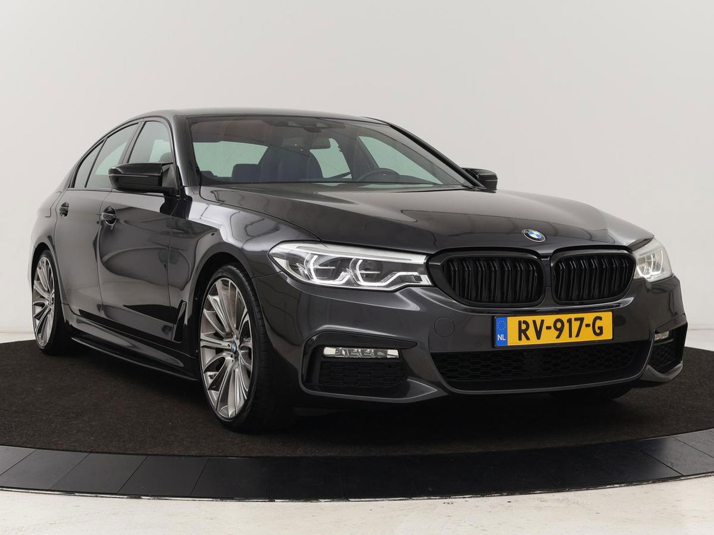 BMW 5 Serie 520i High Executive | M-Sport | Leder | Stoelverwarming | Trekhaak | 20'' | Adaptief LED | Comfortstoelen | Navigatie | Parkeerhulp | Memory