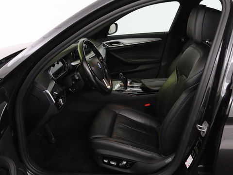 BMW 5 Serie 520i High Executive | M-Sport | Leder | Stoelverwarming | Trekhaak | 20'' | Adaptief LED | Comfortstoelen | Navigatie | Parkeerhulp | Memory