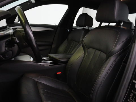 BMW 5 Serie 520i High Executive | M-Sport | Leder | Stoelverwarming | Trekhaak | 20'' | Adaptief LED | Comfortstoelen | Navigatie | Parkeerhulp | Memory