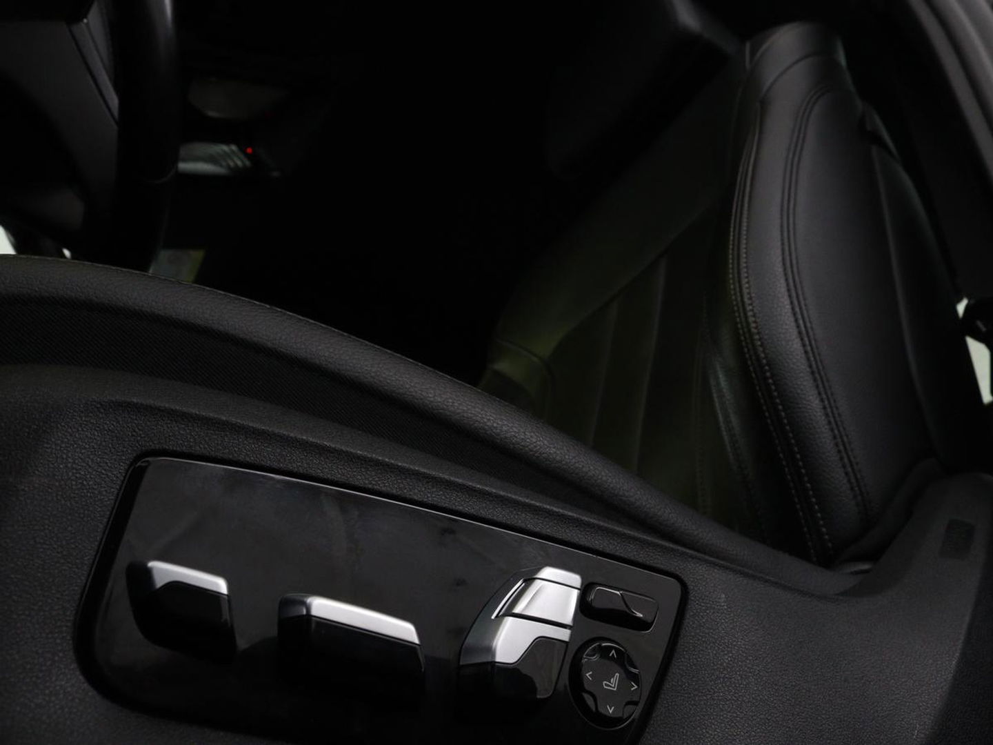 BMW 5 Serie 520i High Executive | M-Sport | Leder | Stoelverwarming | Trekhaak | 20'' | Adaptief LED | Comfortstoelen | Navigatie | Parkeerhulp | Memory